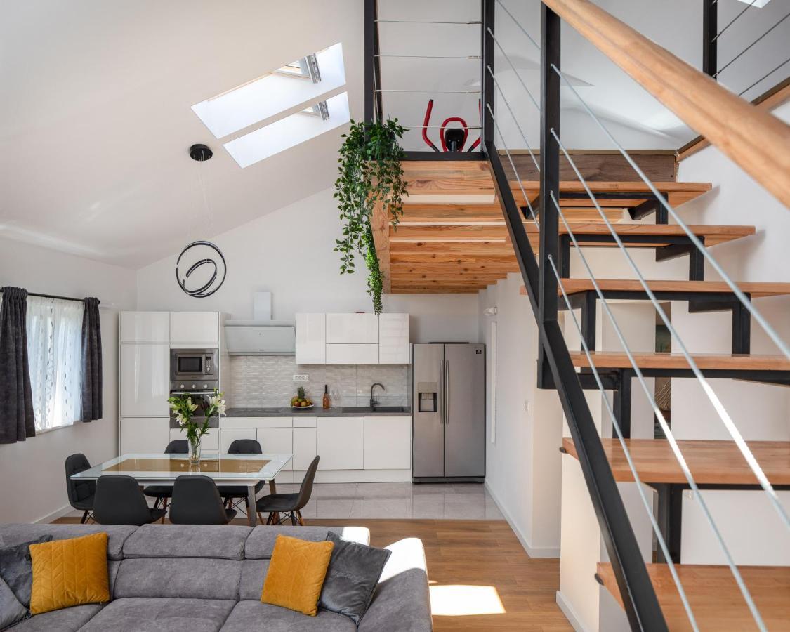 Metily Apartment Split Eksteriør billede