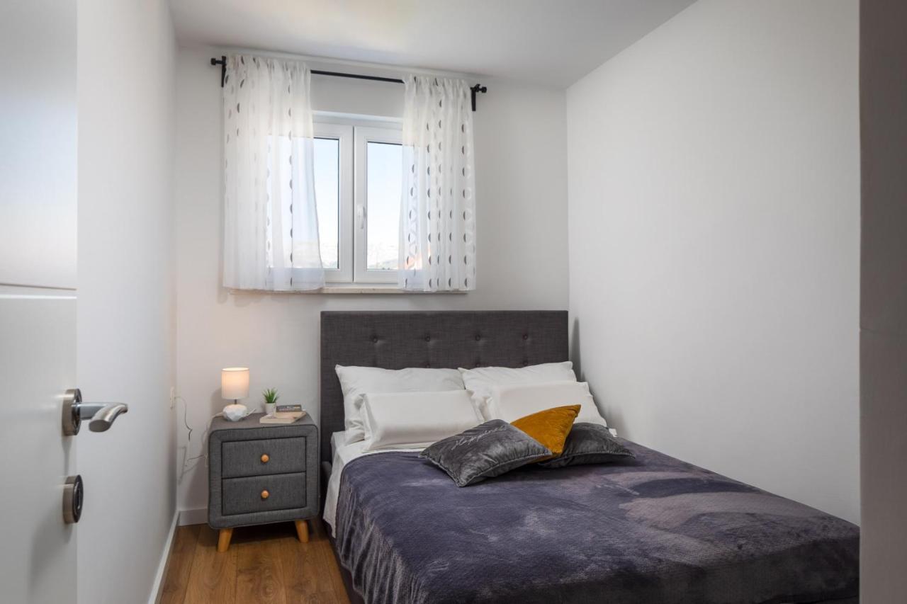 Metily Apartment Split Eksteriør billede